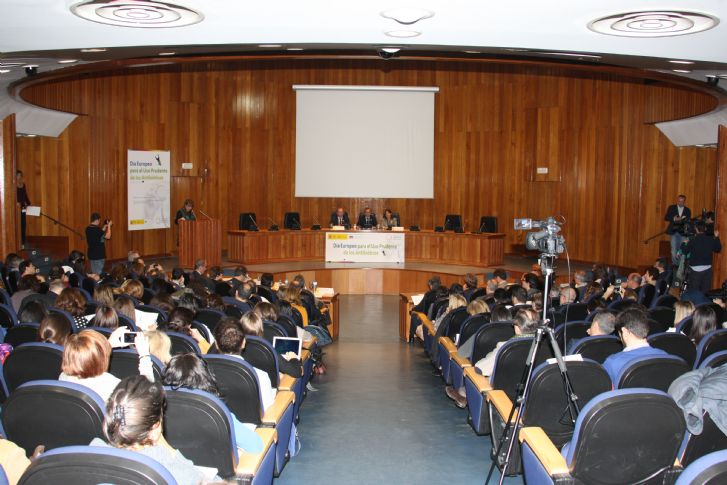 alfonso alonso, ministro sanidad, dia mundial del antibiotico, AEMPS, vet+i, sanidad animal, one health