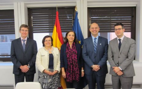 De izda a dcha: Alfonso Las Heras, Mara Luisa Castao, Carmen Vela, Santiago de Andrs y Pablo Hervs.